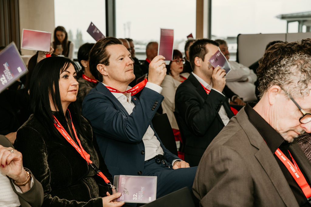 SWV Mitglieder beim Abstimmen bei der Landeskonferenz