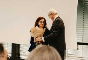 Hannelore Schmidt wird von Peter Mörwald geehrt