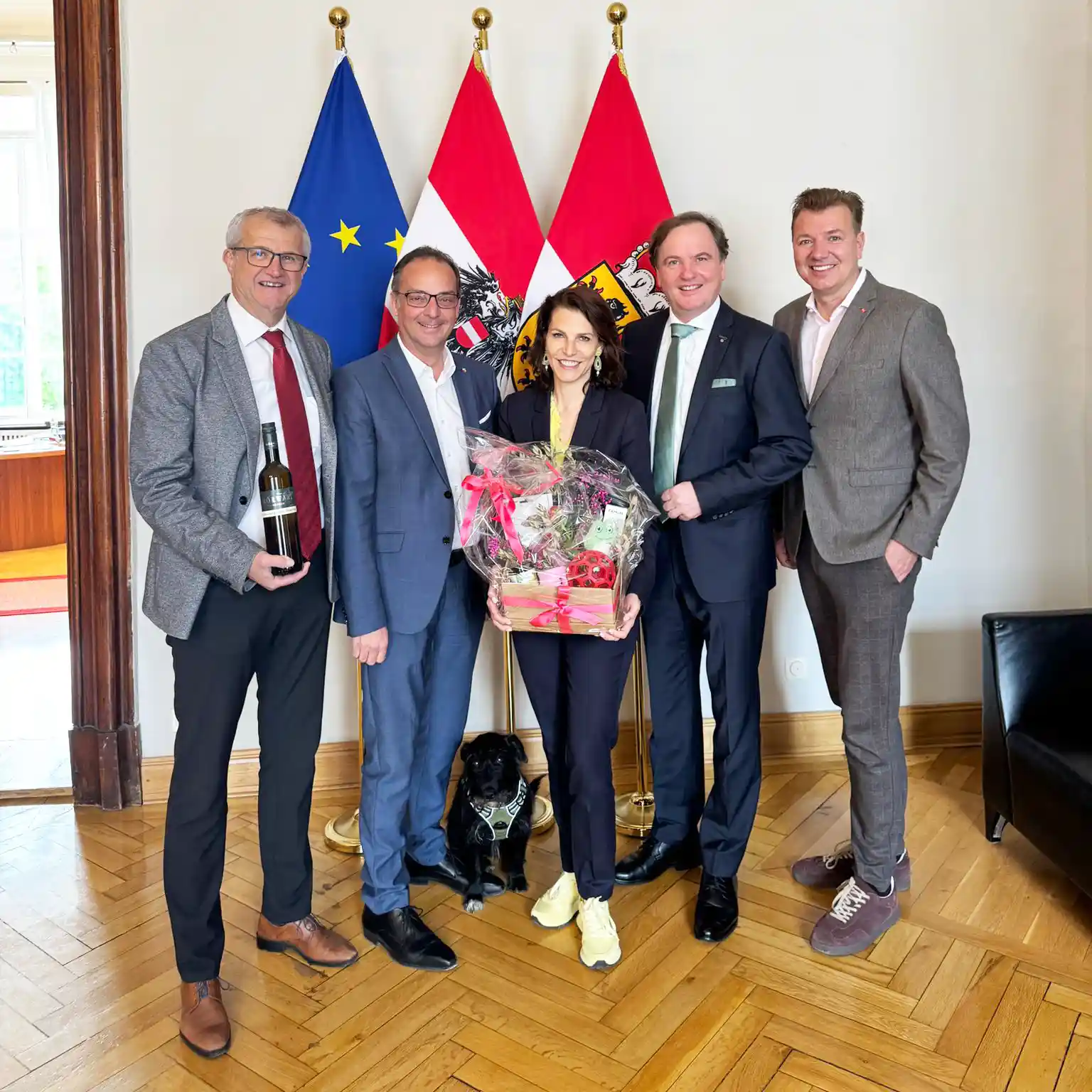 Gruppenfoto mit SWV-Salzburg-Präsident Peter Mörwald, stv. Klubvorsitzendem Roland Meisl, Landeshauptfrau Karoline Edtstadler, SWV-Österreich-Präsident Bernd Hinteregger und Geschäftsführer und Gemeinderat Hermann Wielandner in einem Raum des Salzburger Landtags.