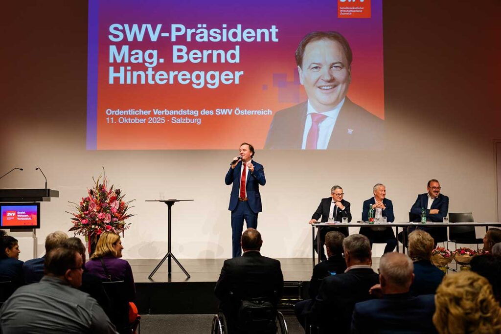 der neue Präsident Bernd Hinteregger auf der Bühne