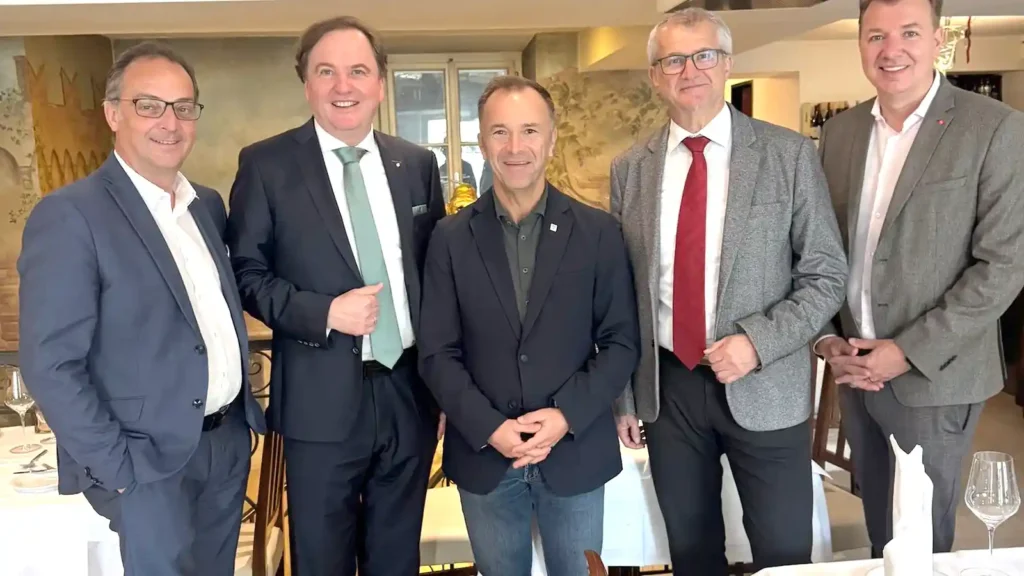 Gruppenfoto vom Treffen zwischen SWV-Österreich-Präsident Bernd Hinteregger, SWV-Salzburg-Präsident Peter Mörwald, stv. Klubvorsitzendem Roland Meisl, Geschäftsführer und Gemeinderat Hermann Wielandner und Salzburgs Bürgermeister Bernhard Auinger