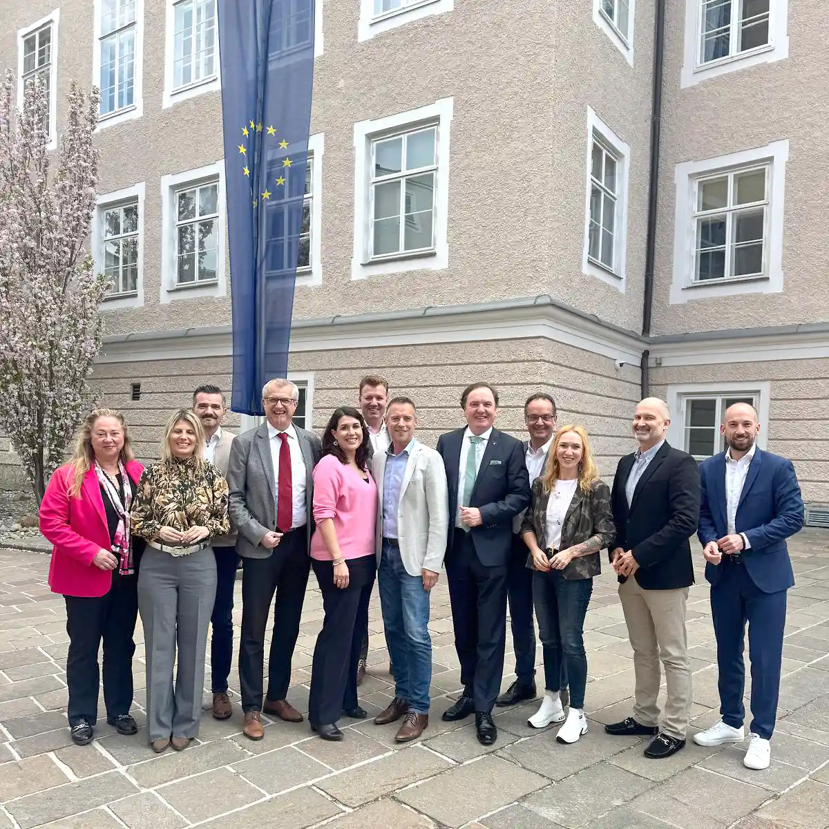 Gemeinschaftsfoto vor dem Salzburger Landtag im Innenhof - Vertreter von SPÖ und Salzburger Wirtschaftsverband: SWV-Österreich-Präsident Bernd Hinteregger, unser Landespräsident Peter Mörwald, der neue SPÖ-Salzburg-Chef Peter Eder und das gesamte Team des SPÖ-Landtagsklubs