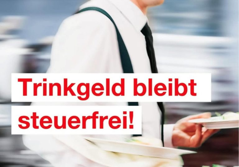 Kellner mit Teller - Trinkgeld bleibt steuerfrei